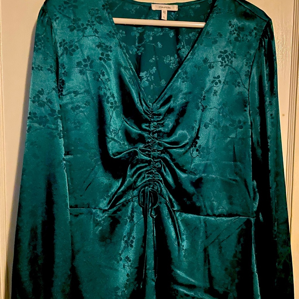 Pretty HOLIDAY blouse
Satin, floral embossed print, front ruching.